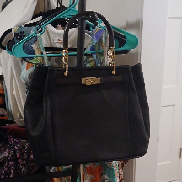 Elegant Black Handbag with Gold Accents - Picture 1 of 4
